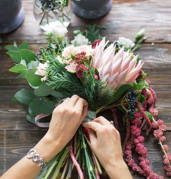 Brautstrauß wird bei Schöne Blumen in Mulda gebunden