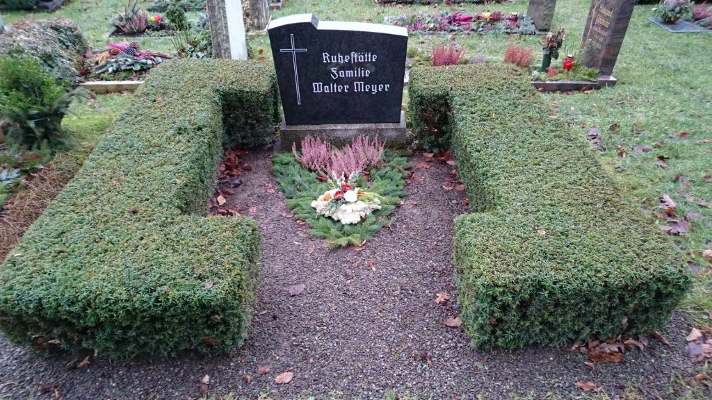 Grabpflege von Schöne Blumen in Mulda
