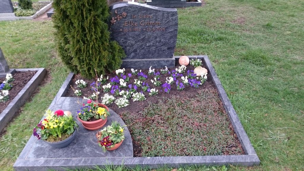 Grabpflege von Schöne Blumen in Mulda
